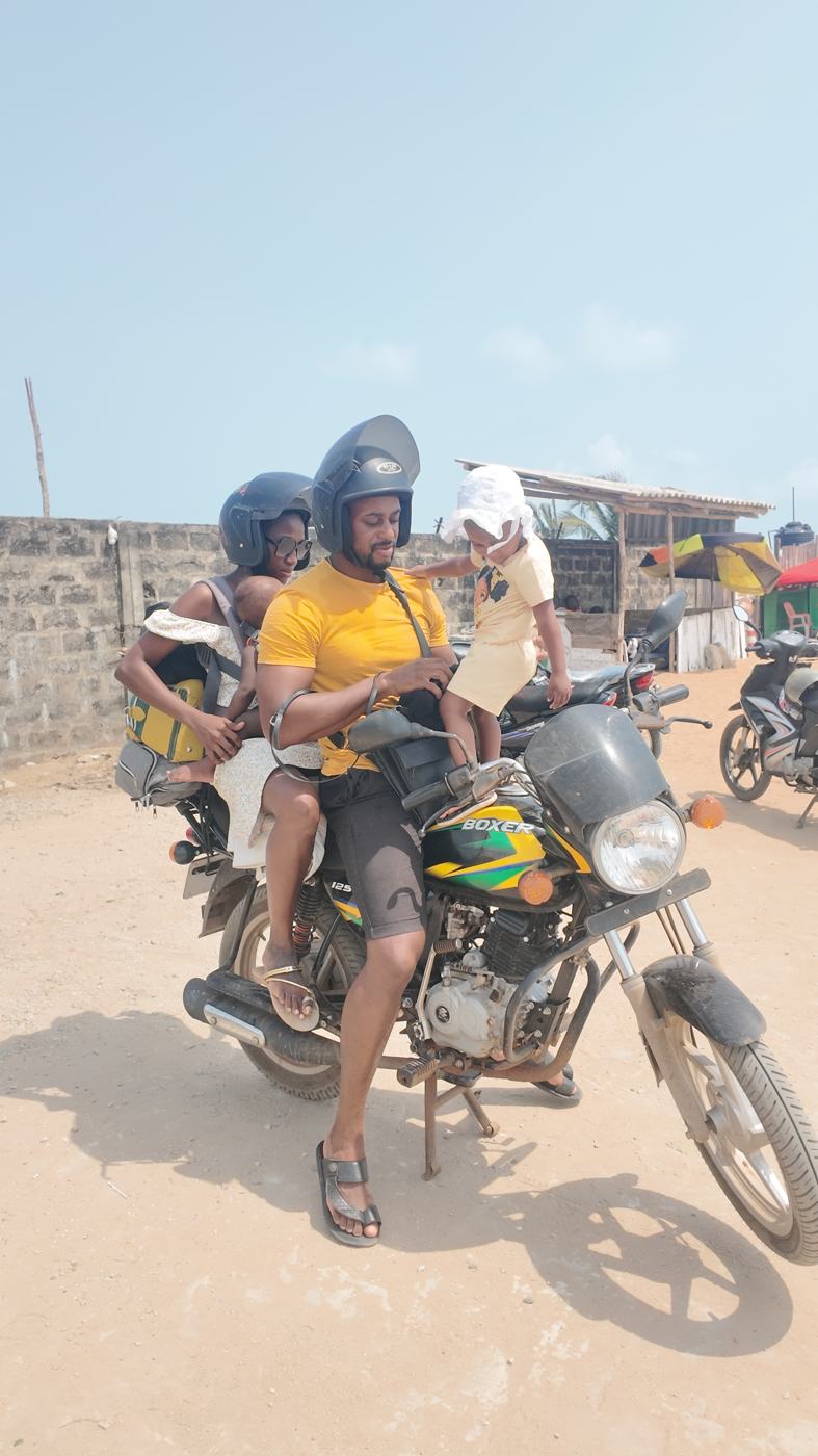 Déplacement en moto-taxi dans une ville béninoise