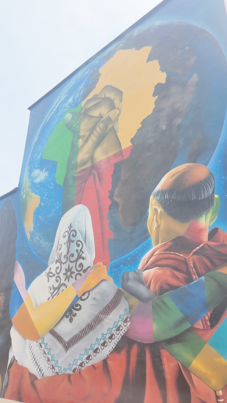 Fresque murale découverte lors d'une visite culturelle au Bénin