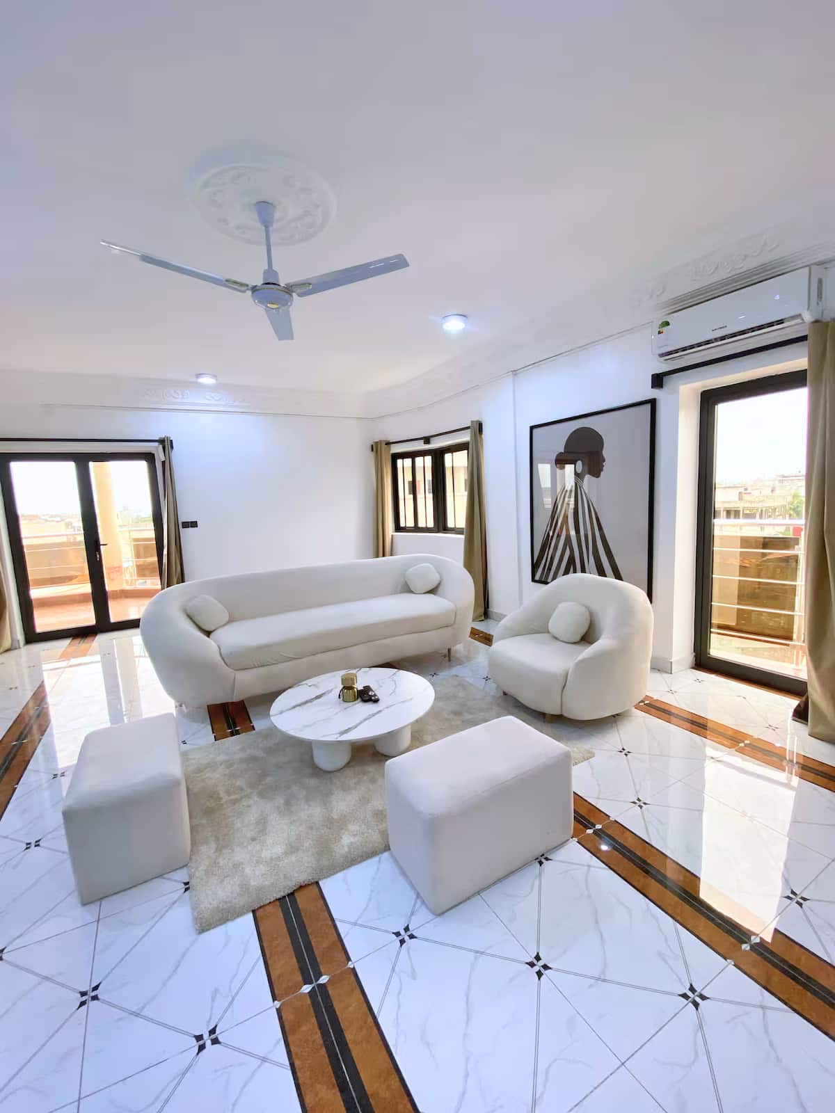 Salon lumineux du Loft Apaisant à Fidjrossé, Cotonou