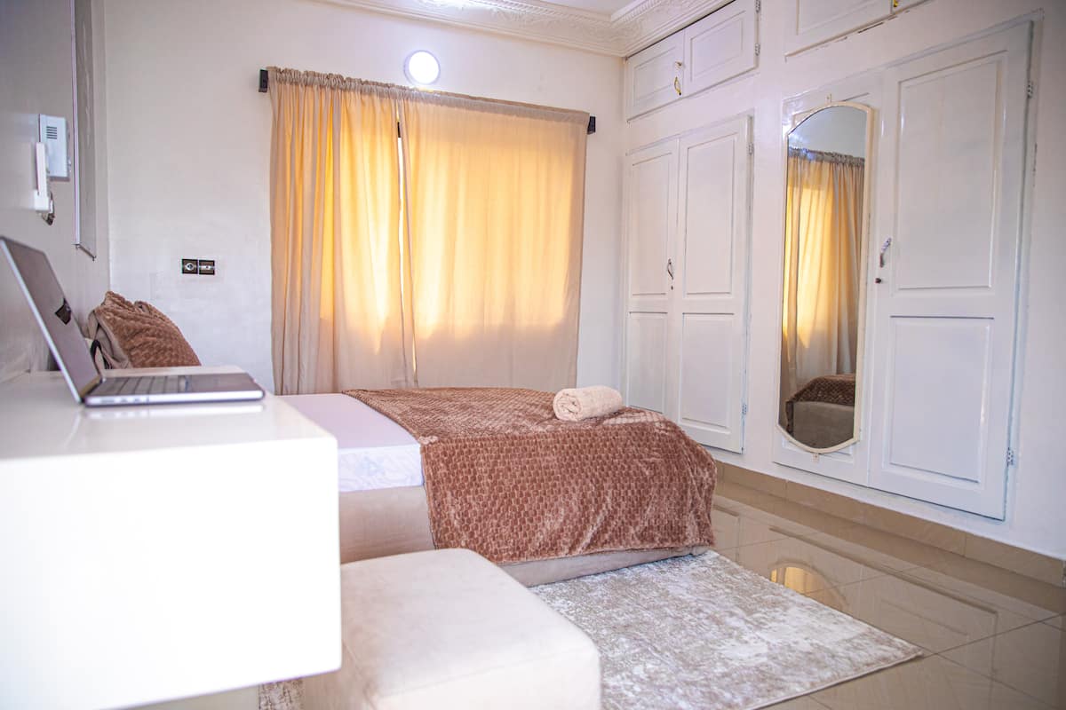 Séjour du Vinyl Lounge, logement géré par CALM à Cotonou