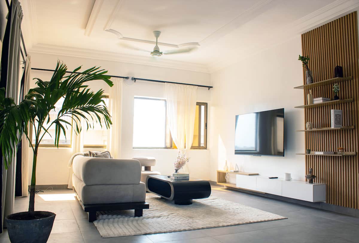 Intérieur Wabi-Sabi, logement géré par CALM à Cotonou